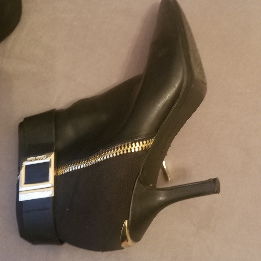 Shoes can't wear heels anymore. Fabulous boots !!